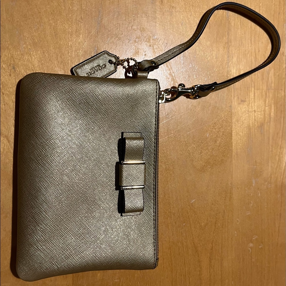 Coach Darcy Gold Wristlet with Box - Picture 5 of 8